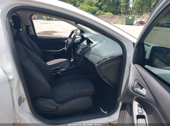 1FADP3F26JL226475 2018 FORD FOCUS Белый Вид салона спереди