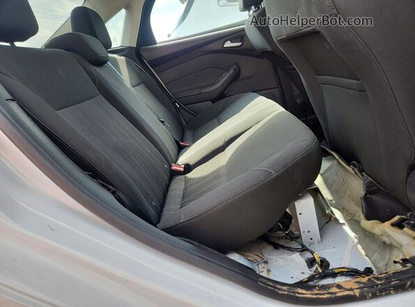 1FADP3F27HL300674 2017 FORD FOCUS Белый Вид задних сидений