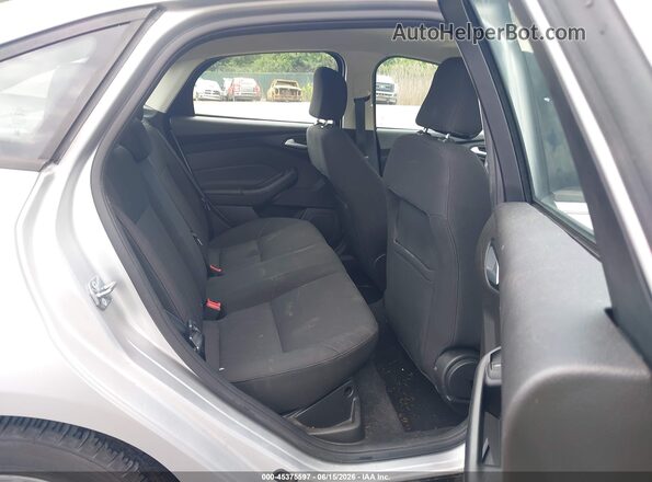 1FADP3F28HL251047 2017 FORD FOCUS Silver VIN կոդի պիտակի տեսք