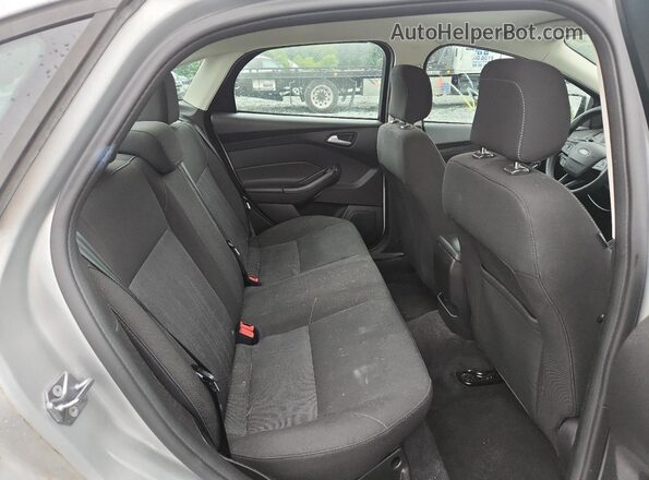 1FADP3F29JL299209 2018 FORD FOCUS Silver Widok tylnych siedzeń