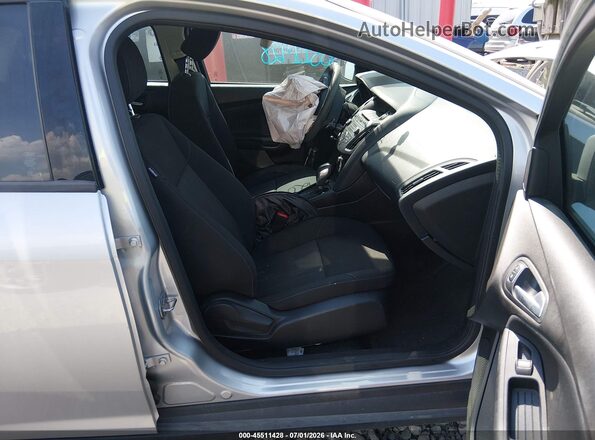 1FADP3FE5GL225675 2016 FORD FOCUS Серебряный Вид салона спереди