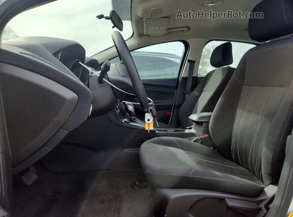 1FADP3FE7JL287974 2018 FORD FOCUS Серебряный Вид салона спереди