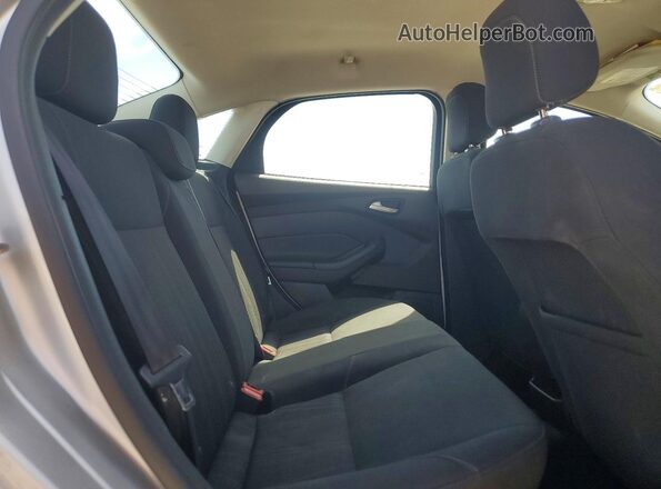 1FADP3FE9JL303169 2018 FORD FOCUS Silver Vista de los asientos traseros