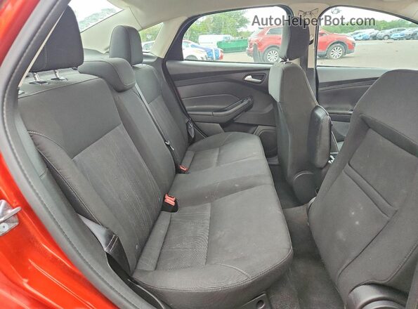 1FADP3FEXJL281800 2018 FORD FOCUS Red Widok tylnych siedzeń