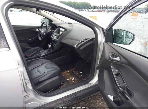 1FADP3J21HL336559 2017 FORD FOCUS Серебряный Вид салона спереди