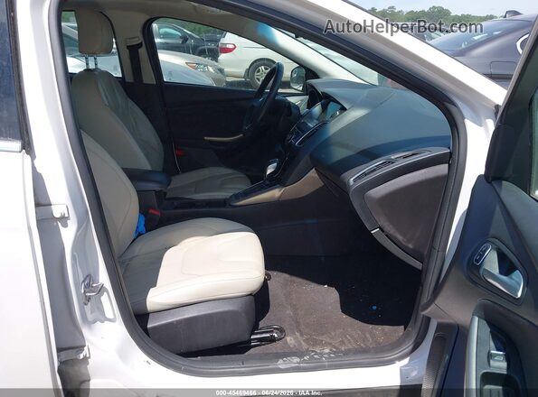 1FADP3J22JL253079 2018 FORD FOCUS White Vista interior delantera