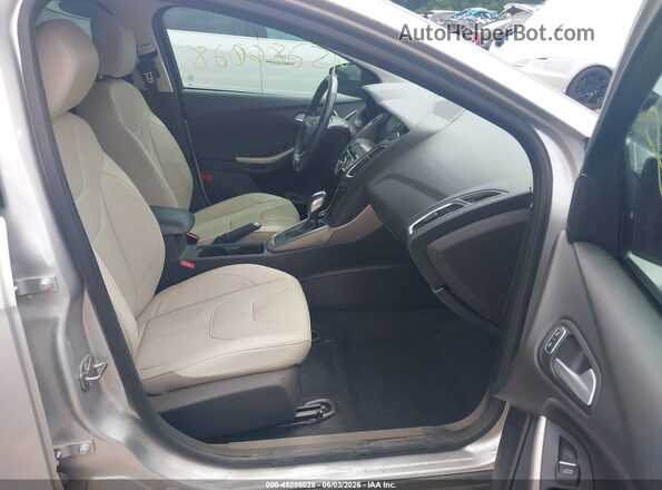 1FADP3J29HL288275 2017 FORD FOCUS Silver Front interior view