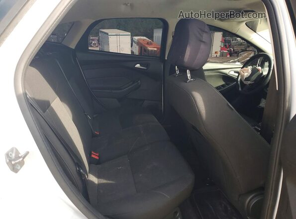 1FADP3K20HL286669 2017 FORD FOCUS White Widok tylnych siedzeń