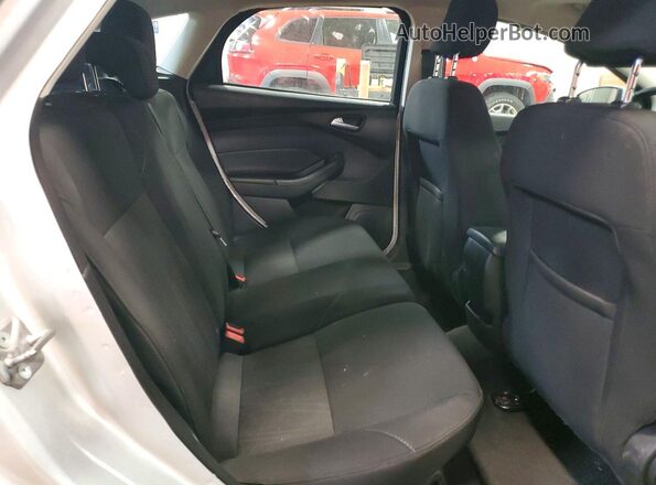 1FADP3K22GL203211 2016 FORD FOCUS Silver Rear seats view