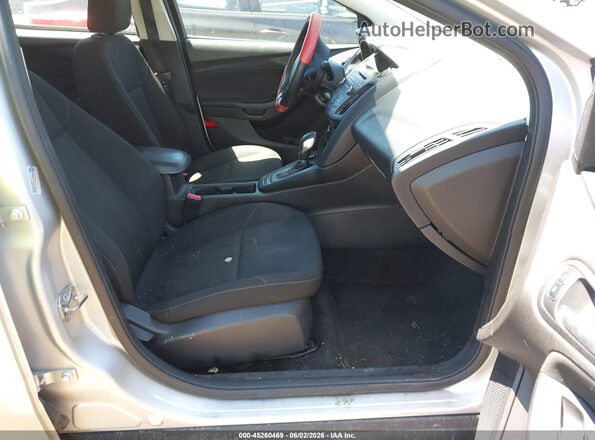 1FADP3K22HL231544 2017 FORD FOCUS Silver Vista interior delantera