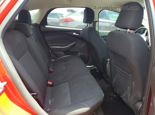1FADP3K23HL282230 2017 FORD FOCUS Red Rear seats view