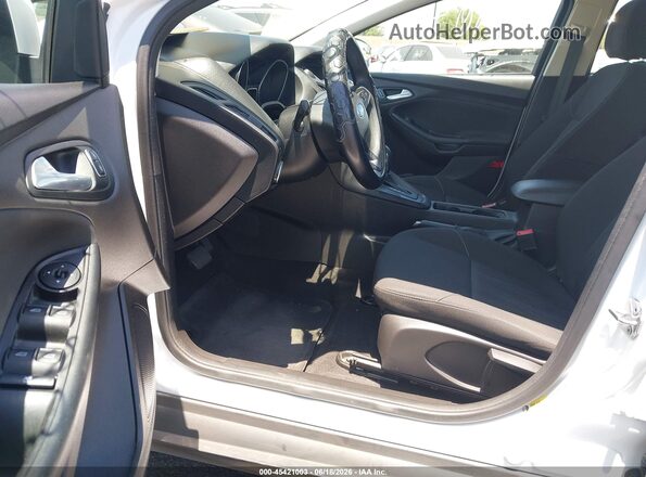 1FADP3K24HL263573 2017 FORD FOCUS White Սալոնի դիմացի տեսք
