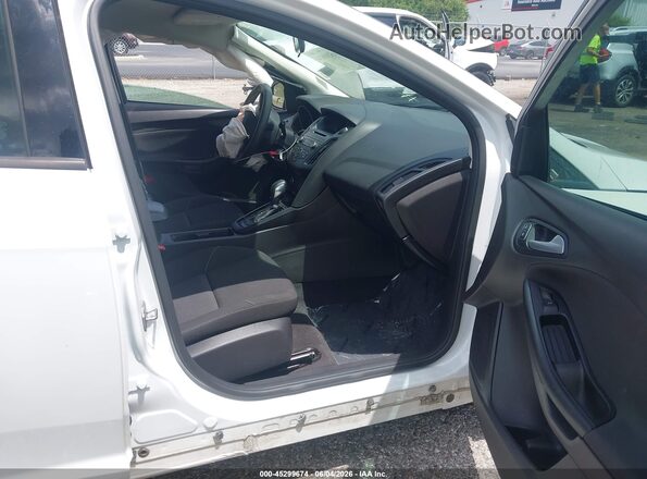 1FADP3K24JL332381 2018 FORD FOCUS White Front interior view
