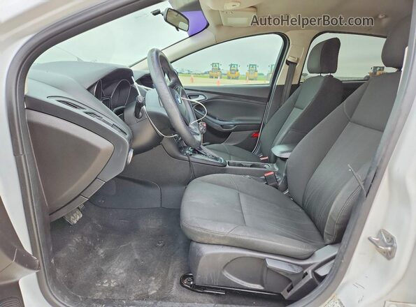 1FADP3K25GL244867 2016 FORD FOCUS Белый Вид салона спереди