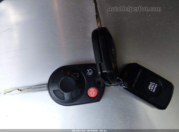 1FADP3K26JL262205 2018 FORD FOCUS Белый Вид панели приборов
