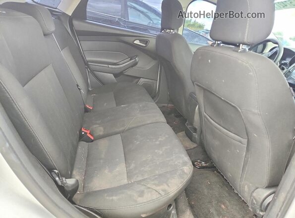 1FADP3K26JL280509 2018 FORD FOCUS White Vista de los asientos traseros