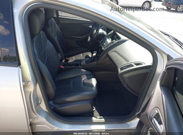 1FADP3K27GL225852 2016 FORD FOCUS Silver Вид салону спереду