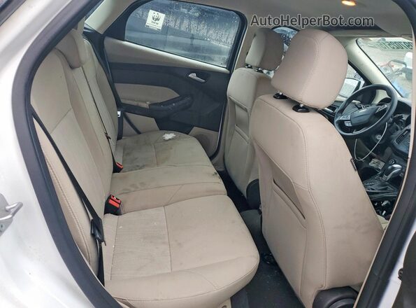1FADP3K28GL232471 2016 FORD FOCUS White Вид задніх сидінь