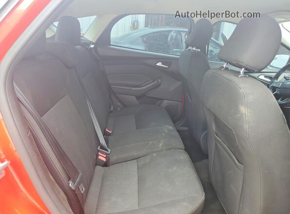 1FADP3K28HL258635 2017 FORD FOCUS Red Rear seats view
