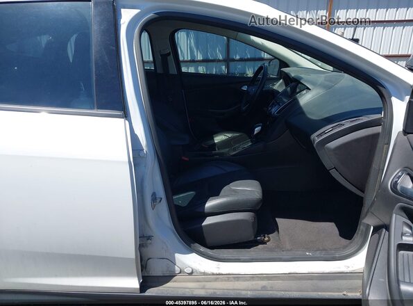 1FADP3K29GL203660 2016 FORD FOCUS Белый Вид салона спереди