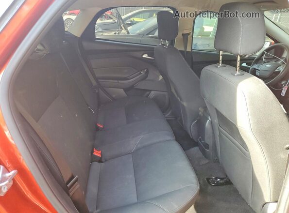 1FADP3K2XJL300129 2018 FORD FOCUS Red Հետևի նստատեղերի տեսք