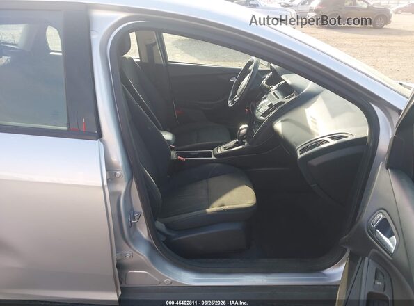 1FADP3KEXGL236631 2016 FORD FOCUS Серебряный Вид салона спереди