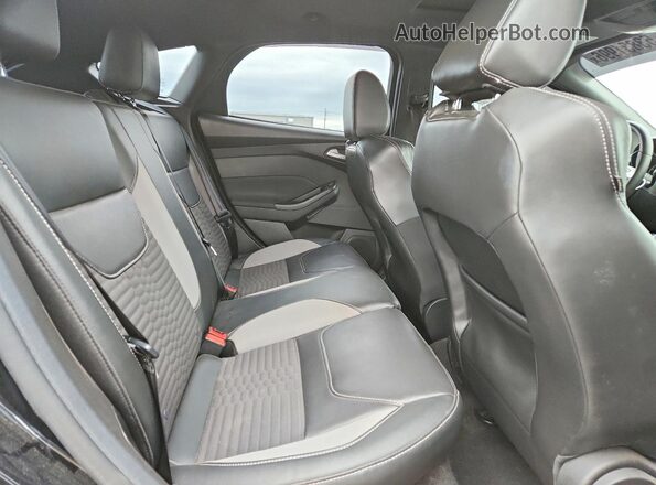 1FADP3L95JL203545 2018 FORD FOCUS Black Widok tylnych siedzeń