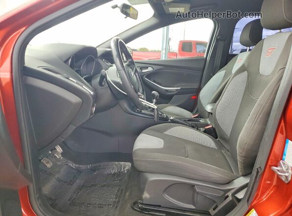 1FADP3L95JL303824 2018 FORD FOCUS Red წინა სალონის ხედი