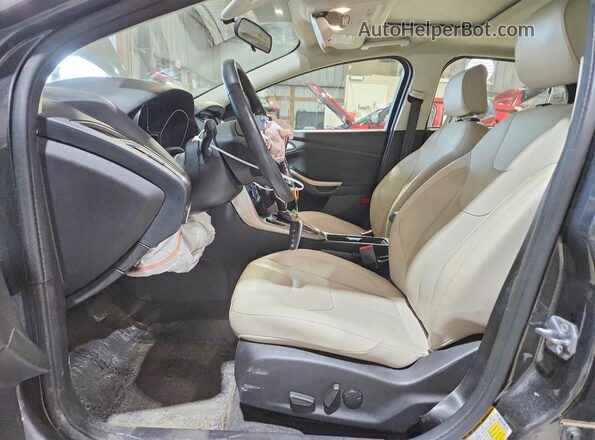 1FADP3N21JL261846 2018 FORD FOCUS Charcoal Front interior view