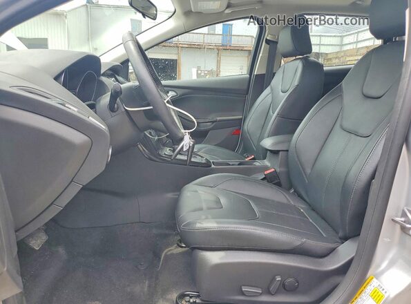 1FADP3N27HL307108 2017 FORD FOCUS Silver Front interior view