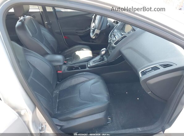 1FADP3N29HL333726 2017 FORD FOCUS Silver Front interior view