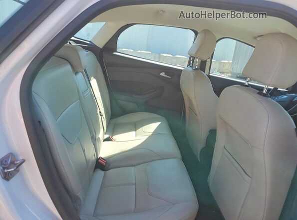 1FADP3N2XGL332681 2016 FORD FOCUS White Widok tylnych siedzeń