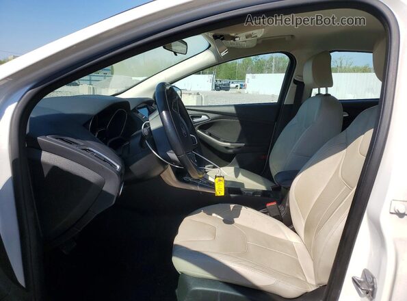 1FADP3N2XGL332681 2016 FORD FOCUS White Widok wnętrza z przodu