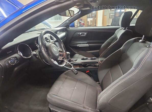 1FATP8EMXH5345964 2017 FORD MUSTANG Blue Вид салону спереду