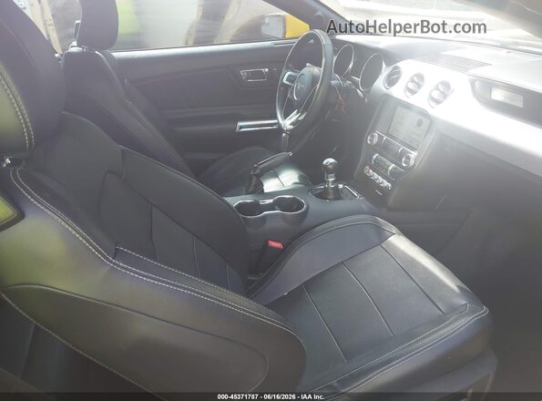 1FATP8UH2H5267619 2017 FORD MUSTANG Yellow Vista interior delantera