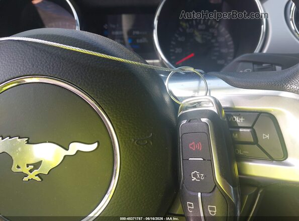 1FATP8UH2H5267619 2017 FORD MUSTANG Yellow Vista del salpicadero