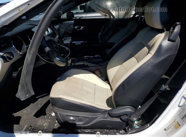 1FATP8UH3H5279746 2017 FORD MUSTANG Белый Вид салона спереди