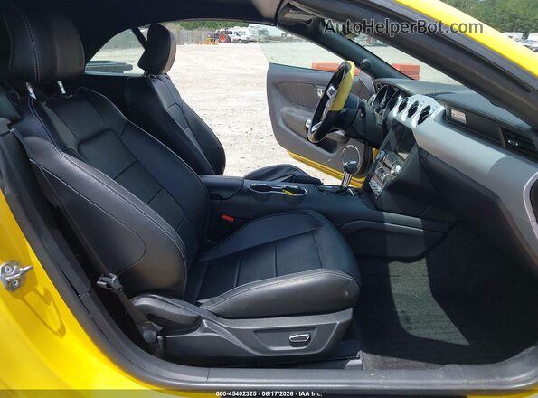 1FATP8UH3H5302135 2017 FORD MUSTANG Yellow Vista interior delantera