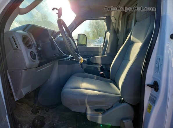 1FDWE3F63JDC30307 2018 FORD ECONOLINE White Սալոնի դիմացի տեսք