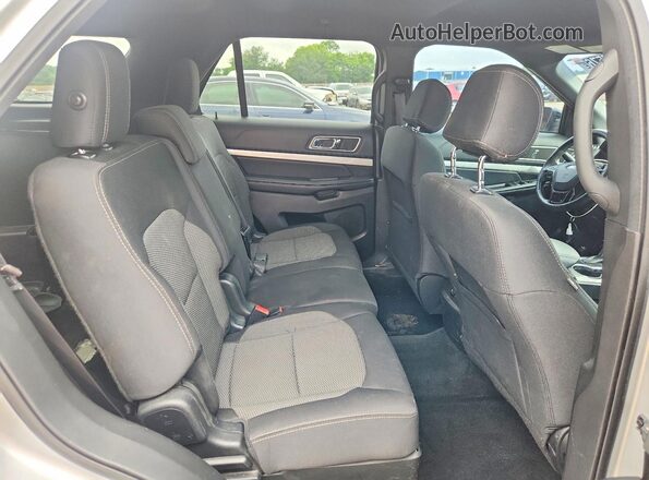 1FM5K7D85HGC17518 2017 FORD EXPLORER Silver Widok wnętrza z tyłu