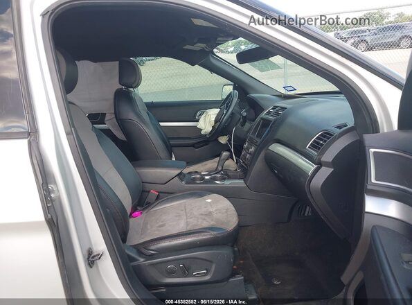 1FM5K7D85HGD85286 2017 FORD EXPLORER Серебряный Вид салона спереди