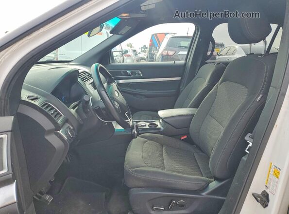 1FM5K7D87HGA25811 2017 FORD EXPLORER Белый Вид салона спереди
