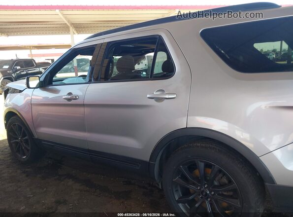 1FM5K7D87HGD41824 2017 FORD EXPLORER Silver Widok wnętrza z tyłu