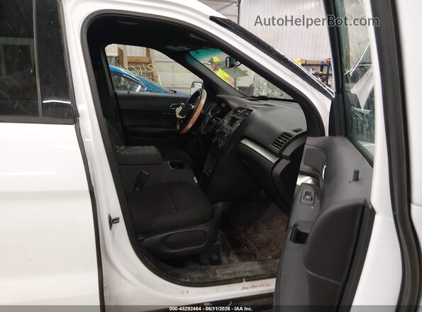 1FM5K8AR0GGC15192 2016 FORD UTILITY POLICE INTERCEPTOR White Front interior view