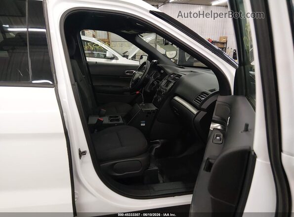 1FM5K8AR5JGA73204 2018 FORD POLICE INTERCEPTOR White წინა სალონის ხედი