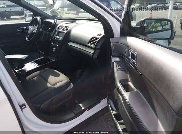 1FM5K8AR7JGA90523 2018 FORD POLICE INTERCEPTOR White Widok wnętrza z przodu