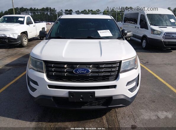 1FM5K8AR7JGA90523 2018 FORD POLICE INTERCEPTOR White Widok wnętrza z tyłu