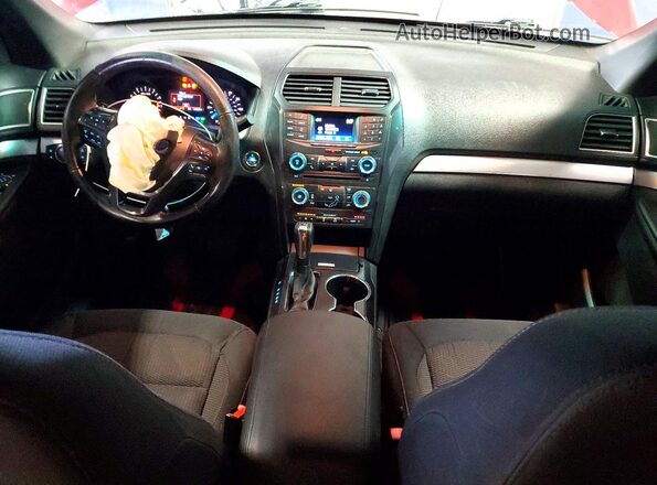 1FM5K8D81HGA06404 2017 FORD EXPLORER Красный Вид панели приборов