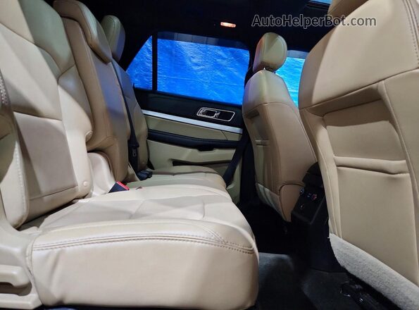 1FM5K8D82HGD46936 2017 FORD EXPLORER Red Widok wnętrza z tyłu
