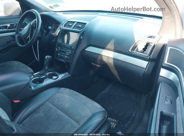 1FM5K8D83HGA40392 2017 FORD EXPLORER Серебряный Вид салона спереди